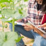 Foto mujer con cuaderno en la juerta