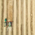 Foto aérea de una segadora trabajando en un campo de cereales