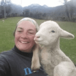 Foto de mujer con una oveja