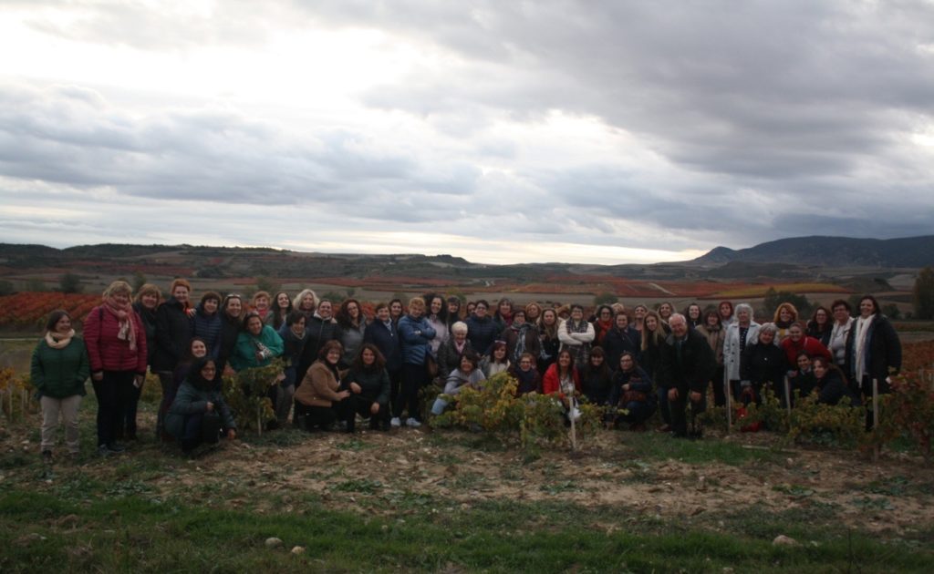 Foto de grupo de las participantes en el campo