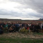 Foto de grupo de las participantes en el campo