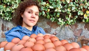 Noelia García de PitaSana con un cartón de huevos ecológicos