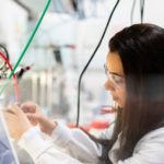 Foto de una mujer en un laboratorio