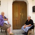 Foto de dos mujeres en la puerta de una casa