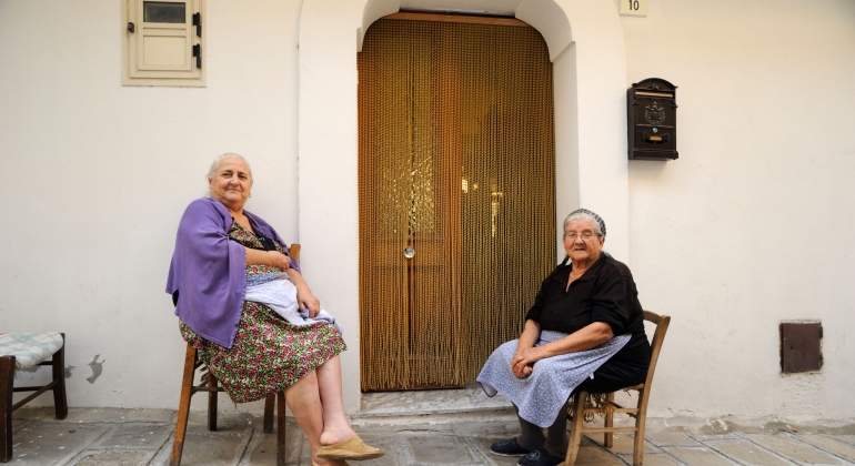 Foto de dos mujeres en la puerta de una casa