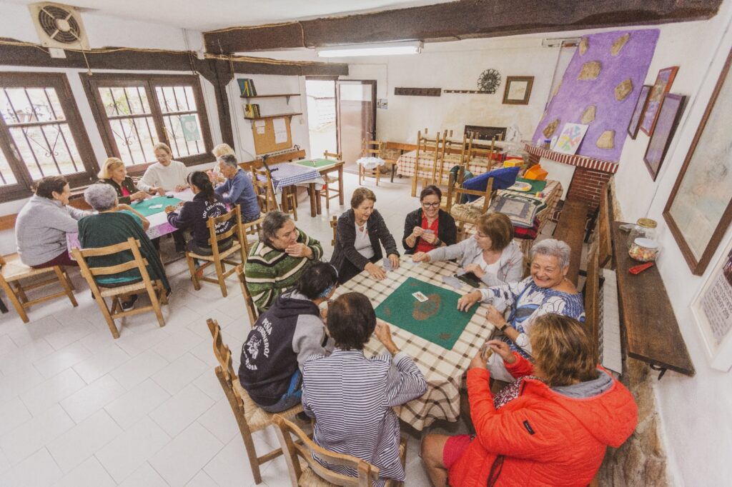 Partida de cartas en el club social de Oteo de Losa Fuente: Ayuntamiento de Medina de Pomar